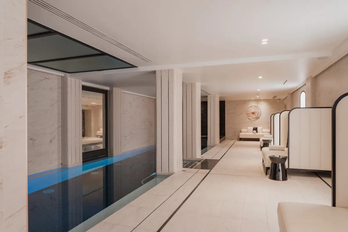 Piscine intérieure en marbre et espace de repos d'un spa d'hôtel de luxe