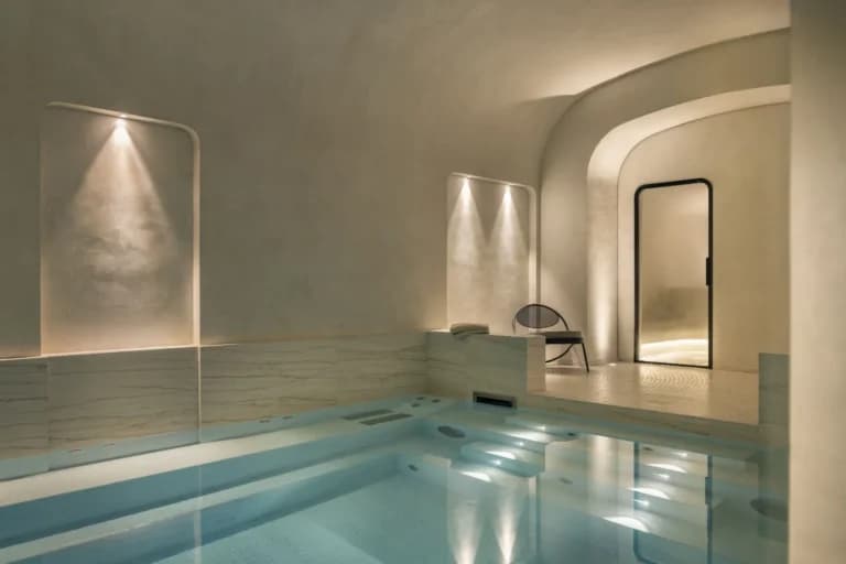 Piscine d'un spa à Saint-Germain-des-Prés
