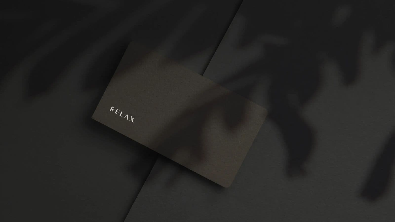 Offrez une carte cadeau du montant de votre choix Bon cadeau Relax pour massages et soins haut-de-gamme, design noir avec ombre d'arbre, cadeau parfait bien-être.