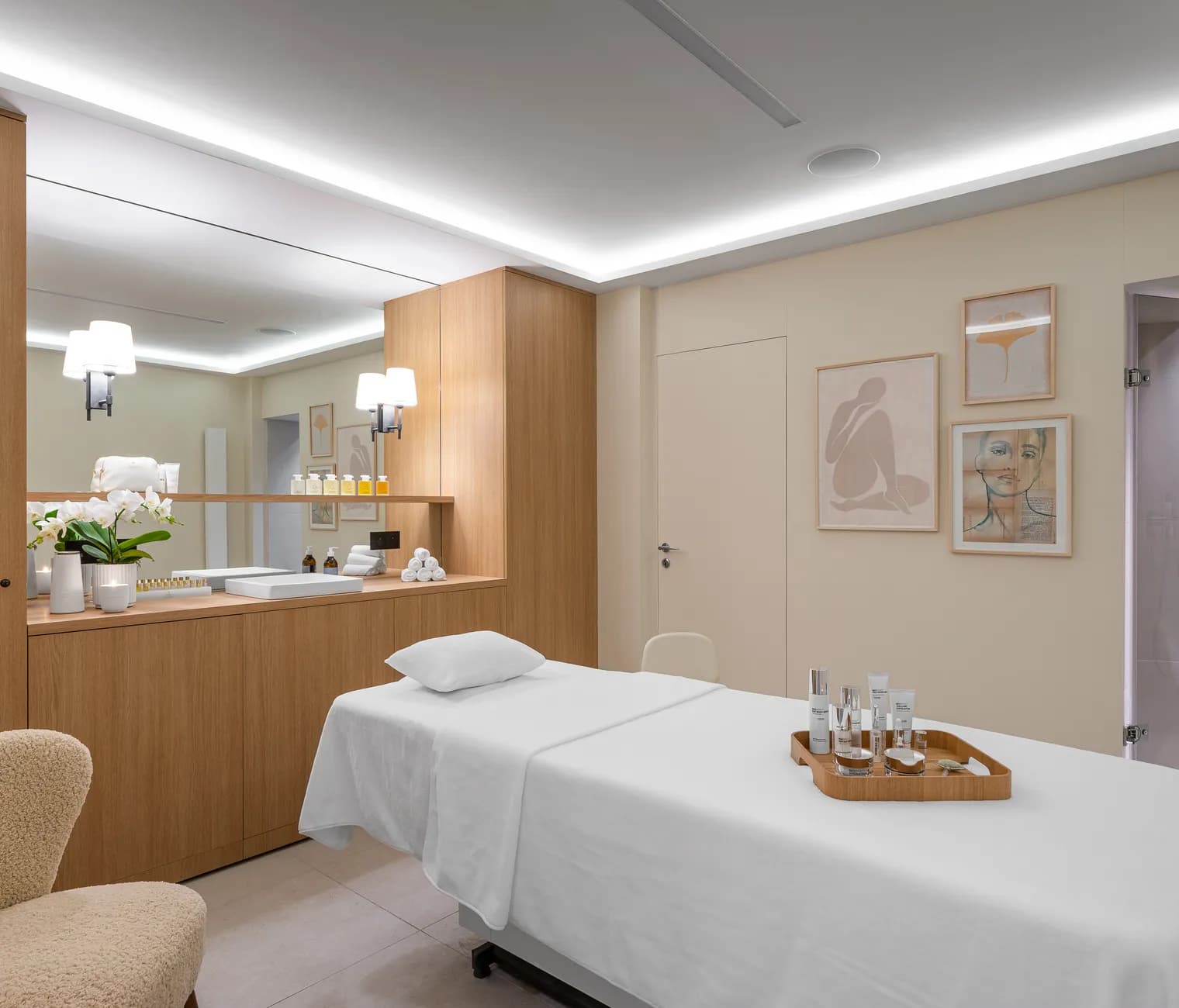 Cabina de tratamiento de un spa con camilla de masaje y productos de belleza