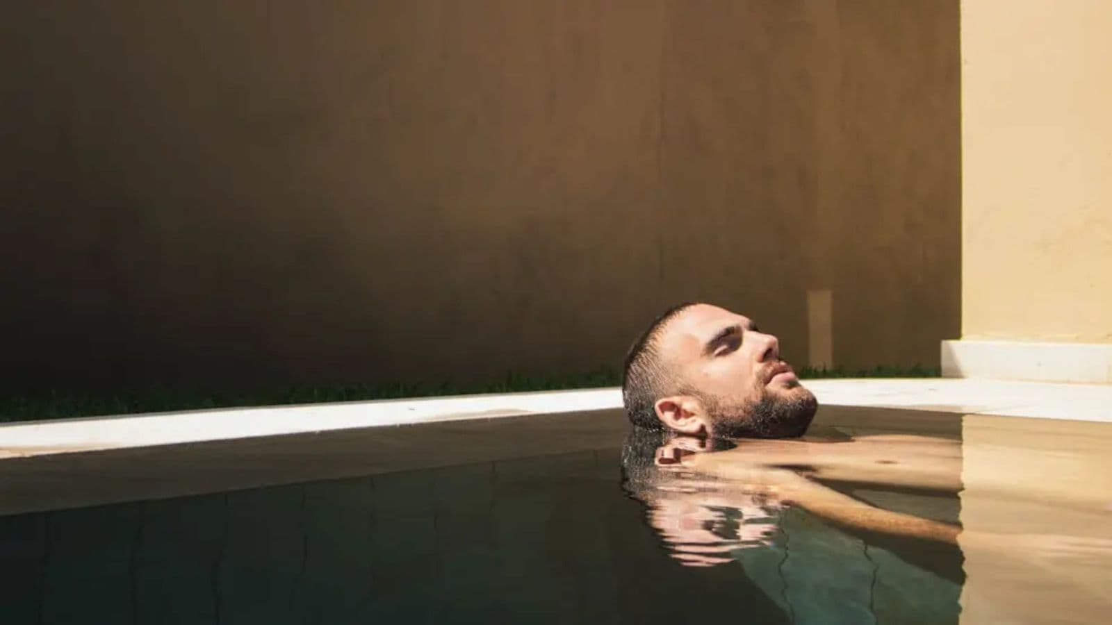 Offrez une expérience personnalisée Homme profitant d'un moment de relaxation extrême dans une piscine de spa 5 étoiles à Paris signé Relax.